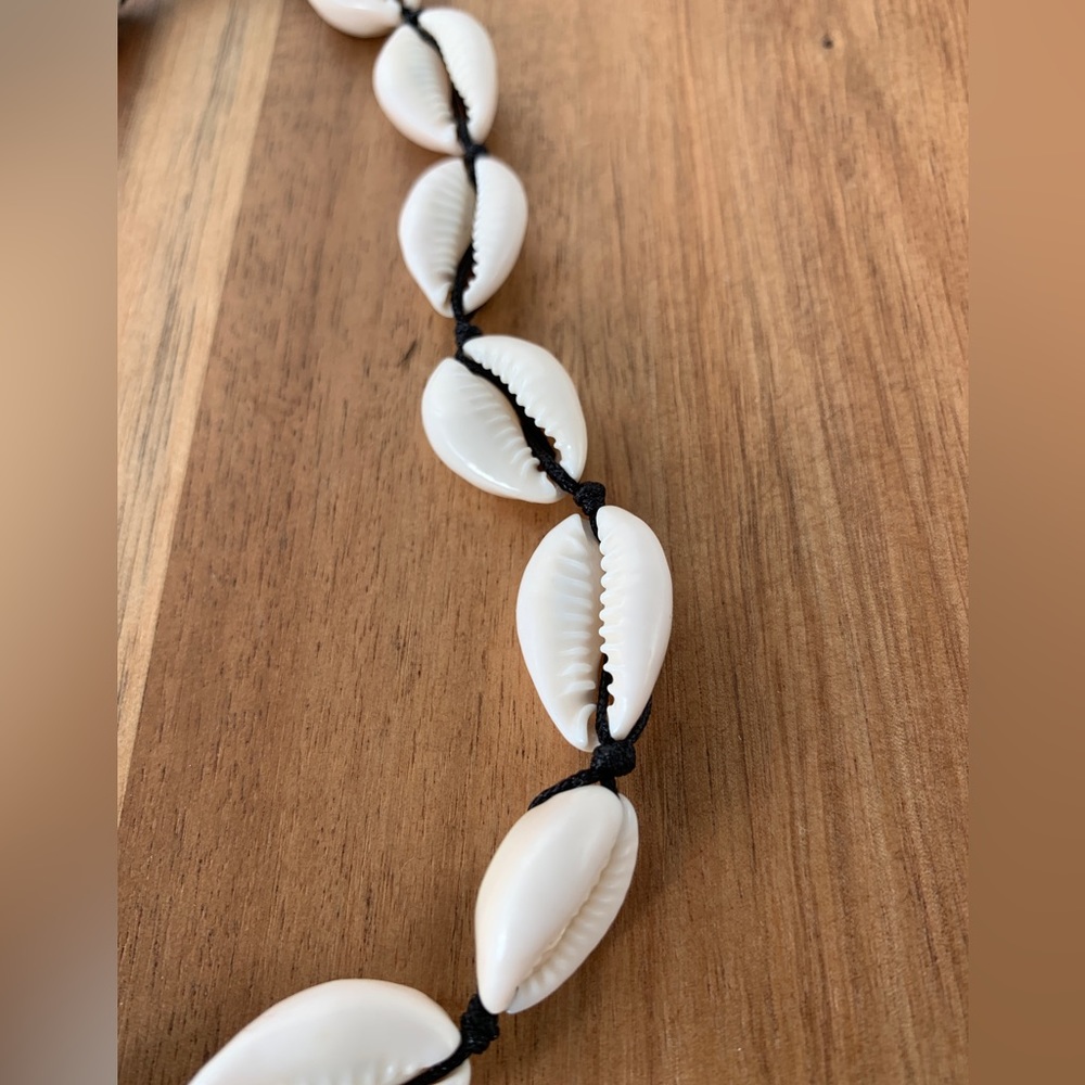 Vintage Cowrie Shell Necklace - Picture 3 of 5